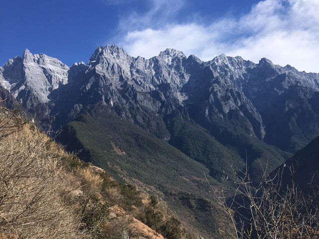 Hiking along Tiger Leaping Gorge 