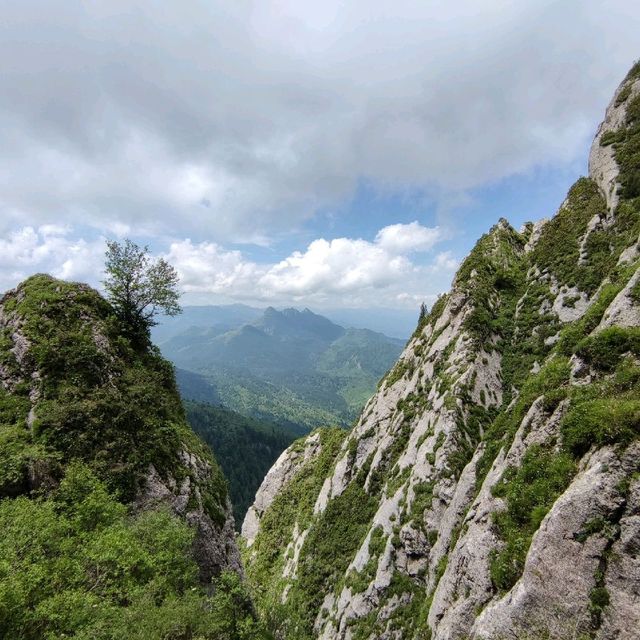 Enjoy nature at Gansu's Lianhuashan mountain 