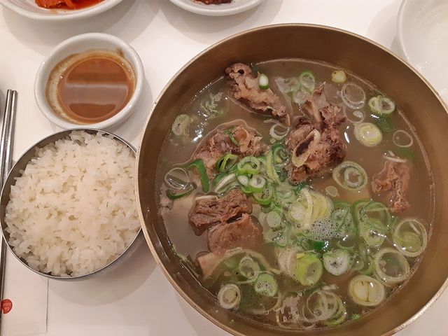 신촌의 푸짐한 갈비탕 맛집, 형제갈비