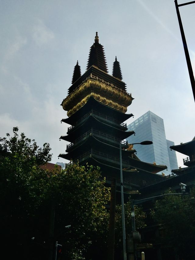 Say a prayer at Jing’An Temple, Shanghai 