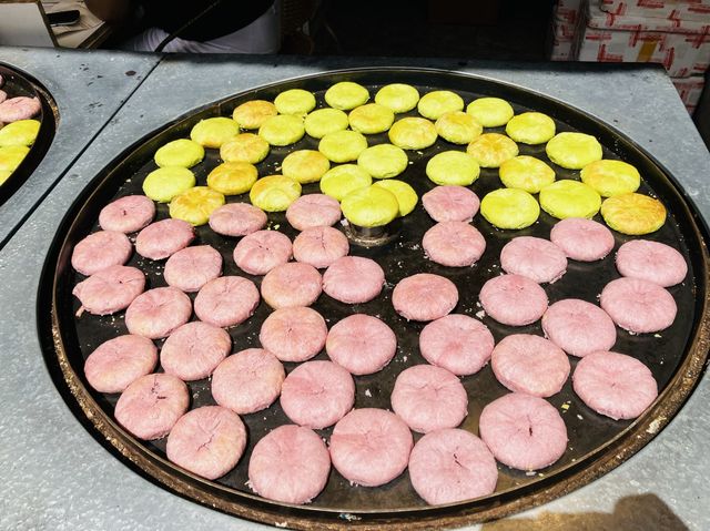 Shopping for souvenirs @ Qingyan Ancient Town