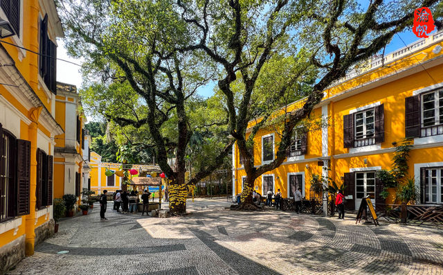 Climb the highest peak in Macau and enjoy the Londoner's light show.