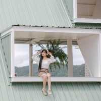 คาเฟ่สไตล์มินิมอล ทรงห้องใต้หลังคา | กาญจนบุรี