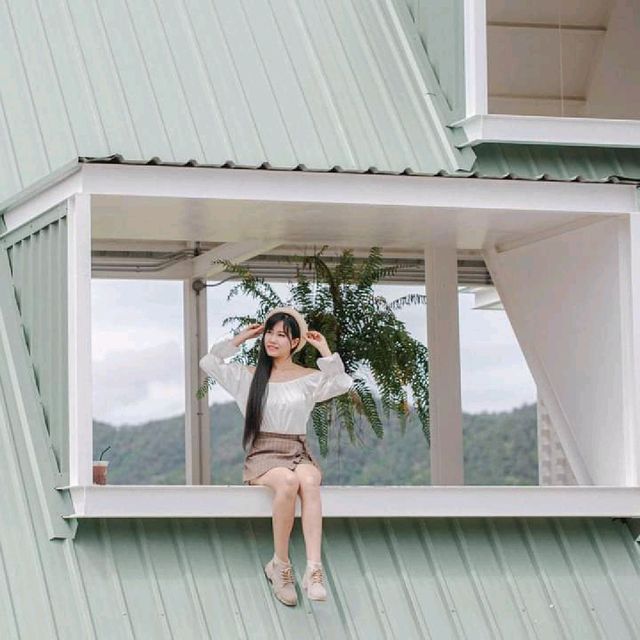 คาเฟ่สไตล์มินิมอล ทรงห้องใต้หลังคา | กาญจนบุรี