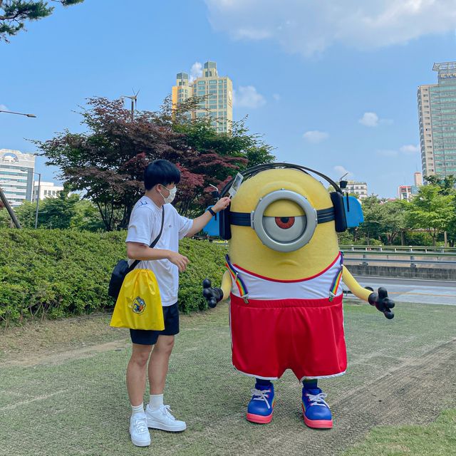서울에 나타난 미니언즈 삼총사🟡
