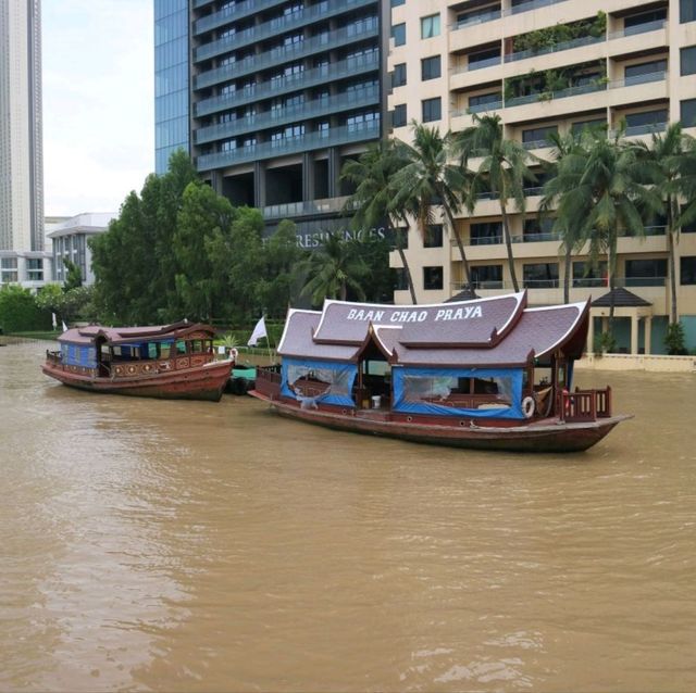 乘坐渡輪欣賞曼谷兩岸風景