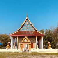 วัดโบราณริมแม่น้ำ