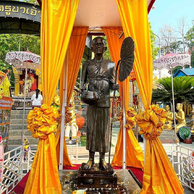 สักการะอนุสาวรียครูบาศรีวิชัย นักบุญแห่งล้านนาไทย