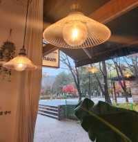韓国/ソウル アパート内に位置する自然豊かなカフェ 