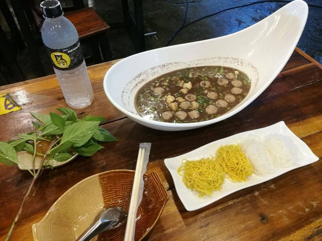 ก๋วยเตี๋ยวเรือชามยักษ์ ตลาดนกฮูก