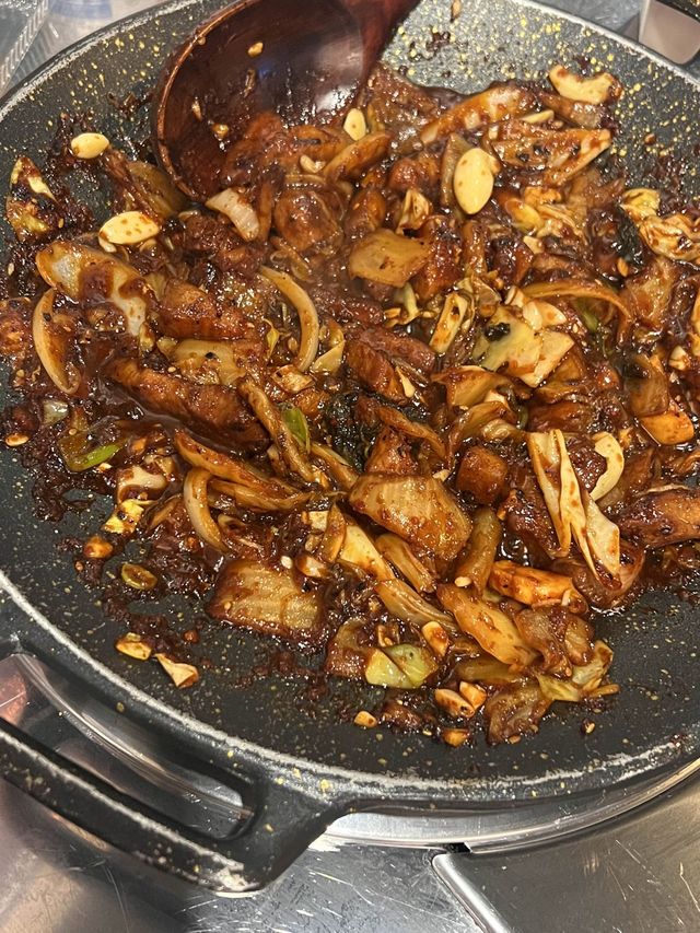 韓国/ソウル【鉢山】豚キムチ焼きと豚キムチチゲの有名な飲み屋さん🍺✨