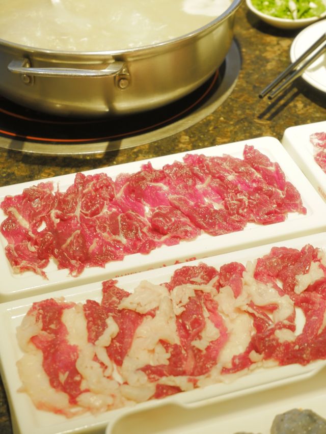 鮮牛肉火鍋，牛丸多汁彈牙