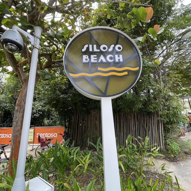 Many food options at Siloso Beach 