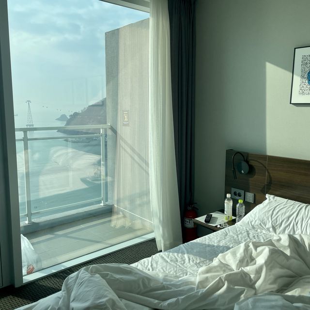 침대에 누워서 송도바다를 볼 수 있는 부산호캉스추천