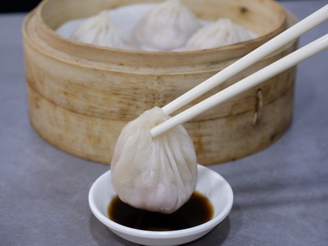吸住湯汁吃生煎包