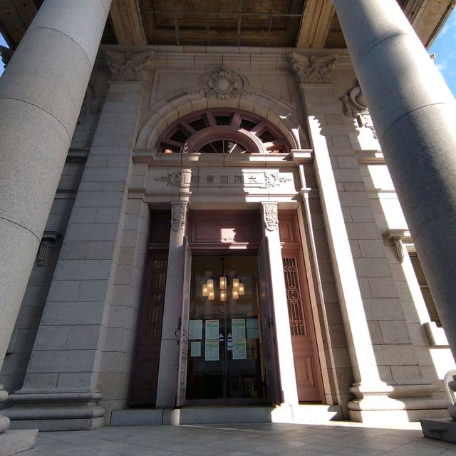 まるで神殿！大阪の中之島図書館