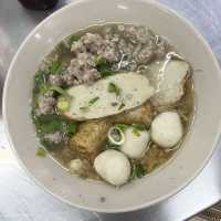 去曼谷排隊食一碗魚蛋粉