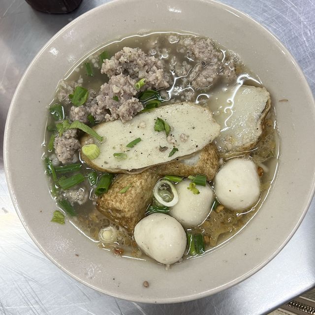 去曼谷排隊食一碗魚蛋粉