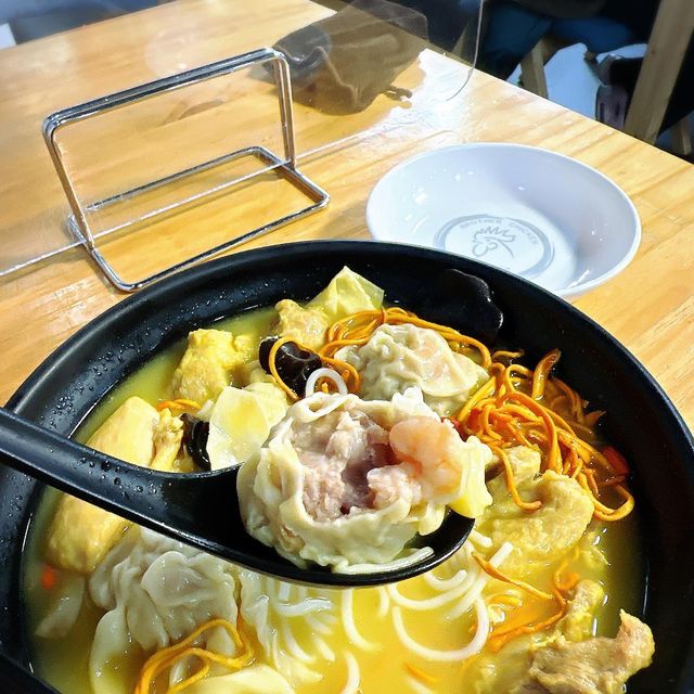 🐔 大大碗足料花膠雲吞雞米線
