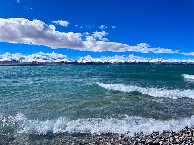 The largest salt water lake in Tibet 