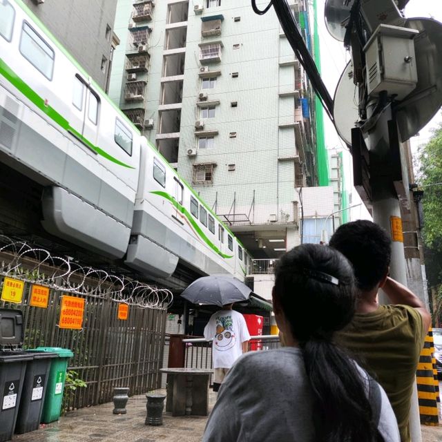 A train that runs through a building 🙉😳Chongqing