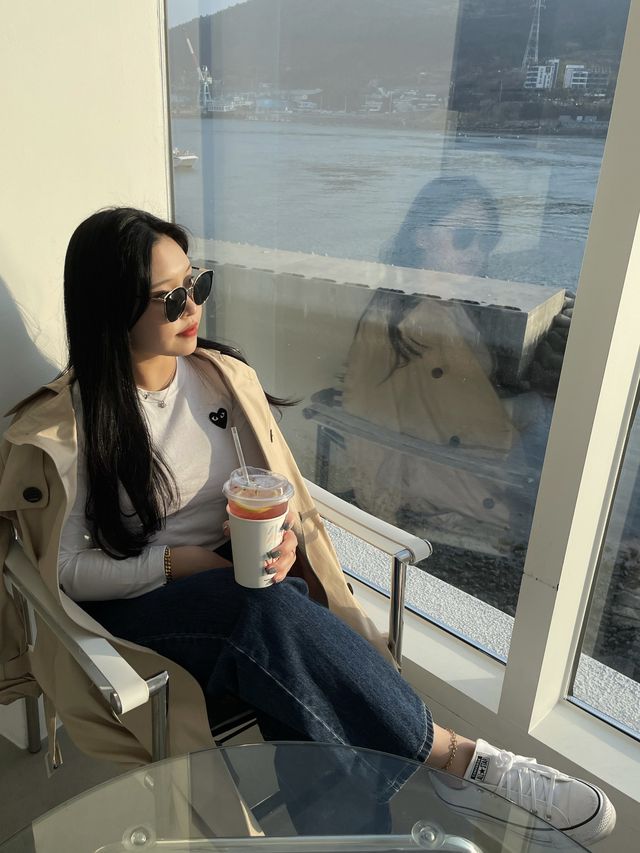 넓은 통창과 노을이 예쁜, 여수 카페 낭만도시