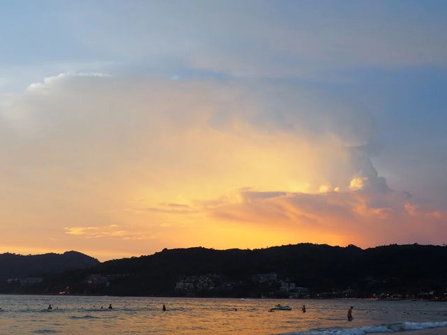 🌅เดินเล่นชิลๆ รอดูพระอาทิตย์ตกดินที่หาดป่าตอง