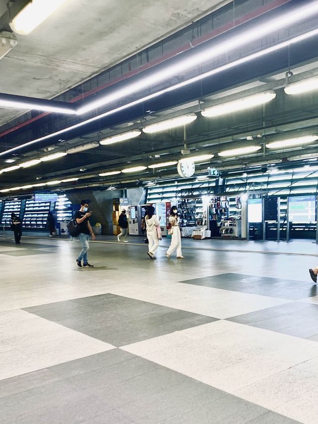 อิสระภาพ รถไฟฟ้า Mrt นักท่องเที่ยวแน่นมาก | กทม.