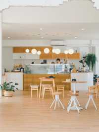 Daydream Café Chonburi  คาเฟ่ไอศครีมโทนขาวเหลือง
