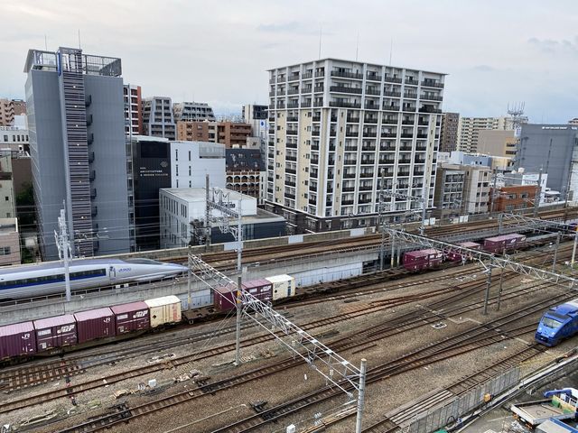 博多駅発着の電車が丸見え。トレインビューホテル。
