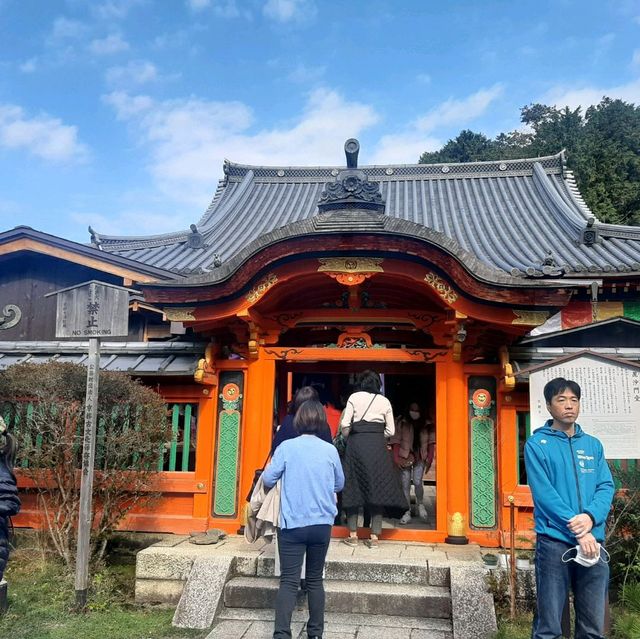 京都の紅葉スポット「毘沙門堂」