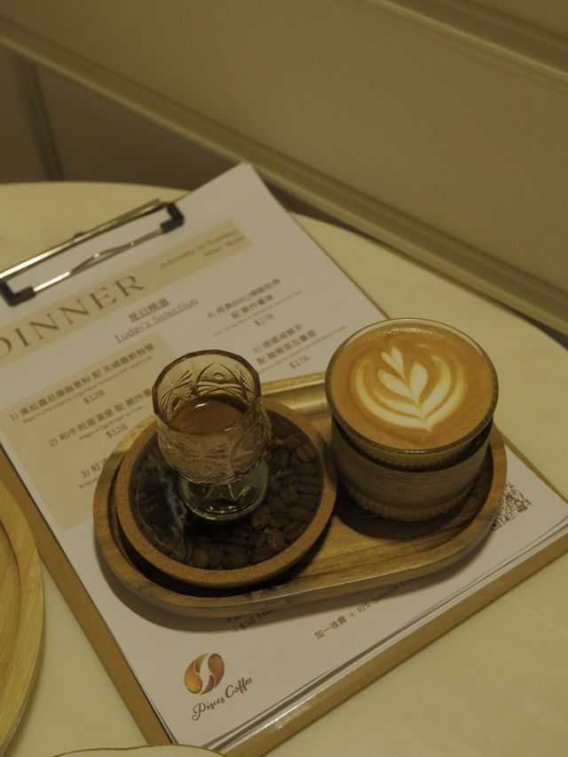 白色和風Cafe，外脆內軟的軟殼蟹意粉 