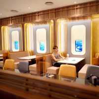 今次介紹比你呢間係新開的CABIN CREW COFFEE，以航空為主題，有侯機室+飛機艙做室內裝潢，勁啱打卡，最特別係卡位有飛機窗，打開見到富士山，係度影返張相扮去旅行都正啦！