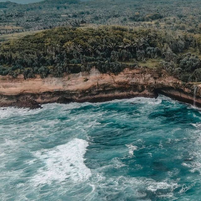 KARANG BOLONG BEACH : PACITAN