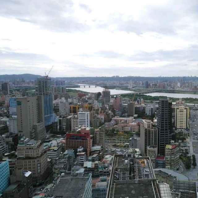 【台北車站住宿】俯瞰千萬級美景盡收眼前，迷人夜景/智能設備/網美拍照點