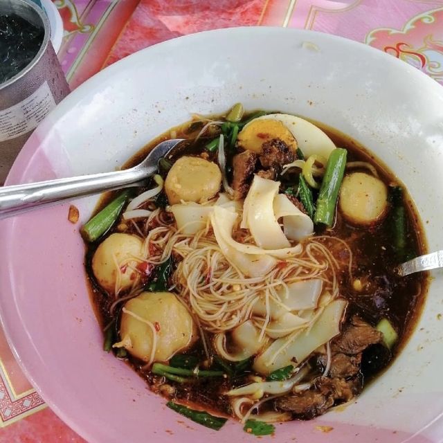 ก๋วยเตี๋ยวริมทางรถไฟ