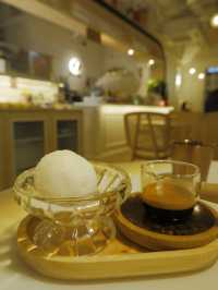 白色和風Cafe，外脆內軟的軟殼蟹意粉 