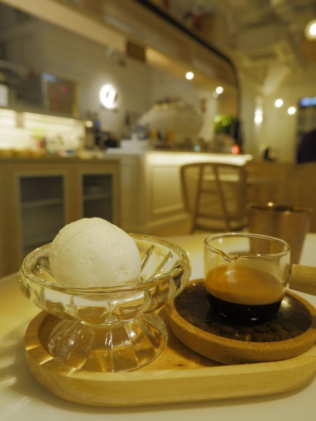 白色和風Cafe，外脆內軟的軟殼蟹意粉 