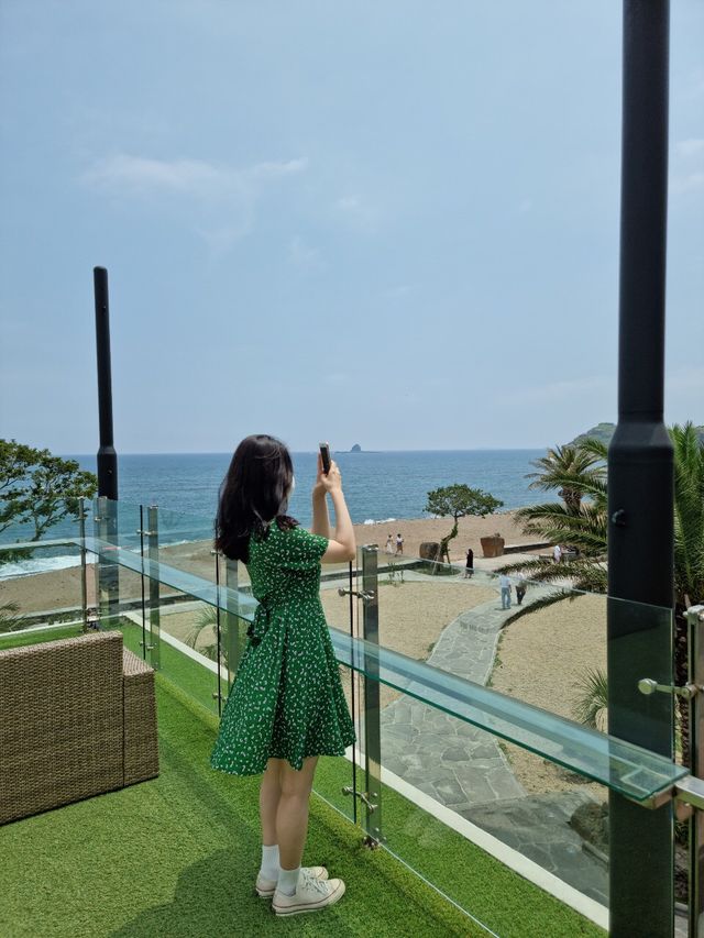산과 바다를 한눈에 볼 수 있는 희귀 뷰 카페 🏞