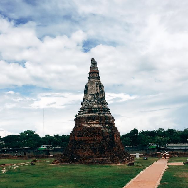 วัดไชยเดินใส่ชุดไทยถ่ายรูปได้เก๋ๆ