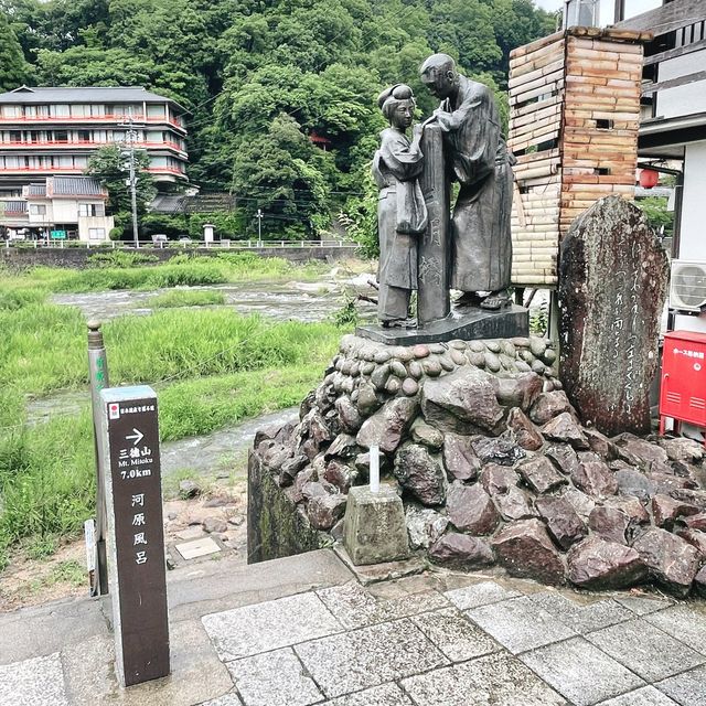 【鳥取県:三朝】三徳川のすぐそばを流れる三朝温泉のシンボル河原風呂。