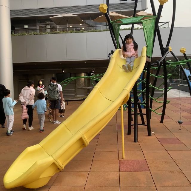 絕美好玩遊樂場 — 山頂廣場平台遊樂場
