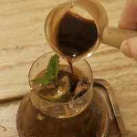 屋邨內的白色Cafe，配角奶茶雪糕好突出