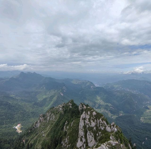 Enjoy nature at Gansu's Lianhuashan mountain 