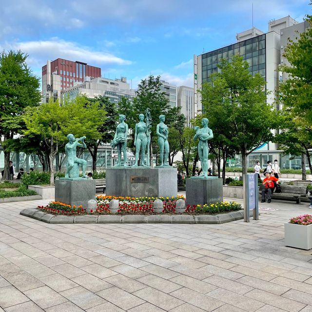 札幌駅前の広場は広くて綺麗です。