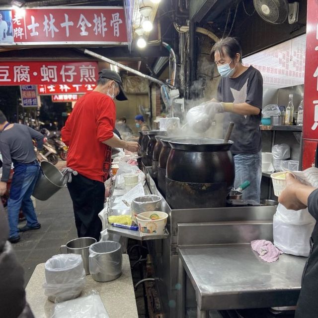 ［台北/士林］ 士林十全排骨🐷｜冬天的好朋友👉🏻藥燉排骨，喝完身體都暖了呢☺️ 