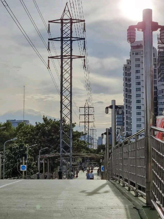 วิธีนั่ง MRT ไปถ่ายรูปที่ 🤳" #สะพานเขียว ”