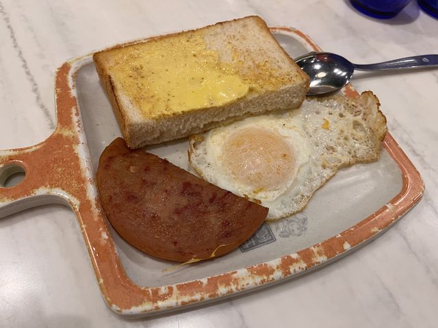 超出色沙嗲牛肉麵