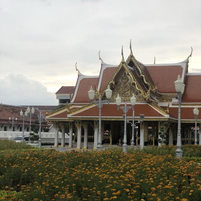 stunning statue of Thai king! 