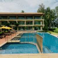 Pool in front of every Bungalow